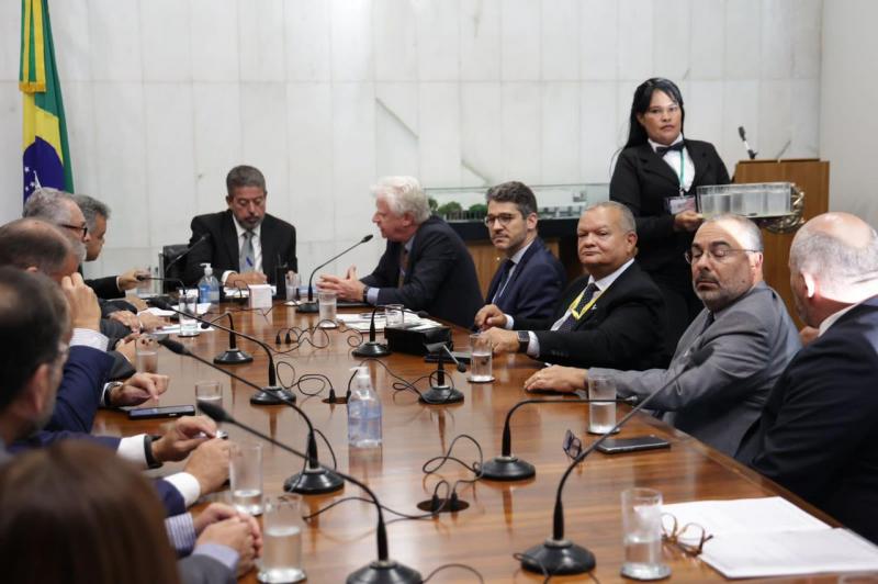 Fim da contribuição previdenciária de aposentados é pautada em reunião com Lira